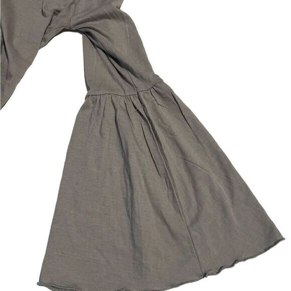 Chaser Gray Cold Shoulder Long Bell Sleeves Top Size M NWT - Picture 3 of 12